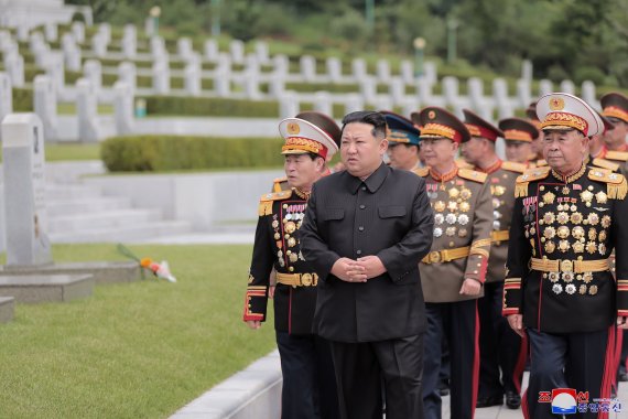 북한 김정은 국무위원장이 조국해방전쟁승리 69주년을 맞아 지난 27일 조국해방전쟁참전열사묘를 참배했다고 조선중앙통신이 28일 보도했다.<div id='ad_body3' class='mbad_bottom' ></div> 사진=조선중앙통신