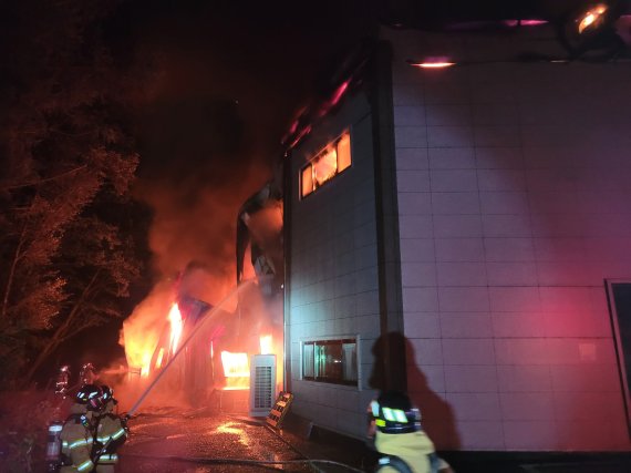 27일 오전 1시50분께 경기 남양주시 화도읍 답내리 한 상가건물에서 화재가 발생했다.(남양주소방서 제공)© 뉴스1