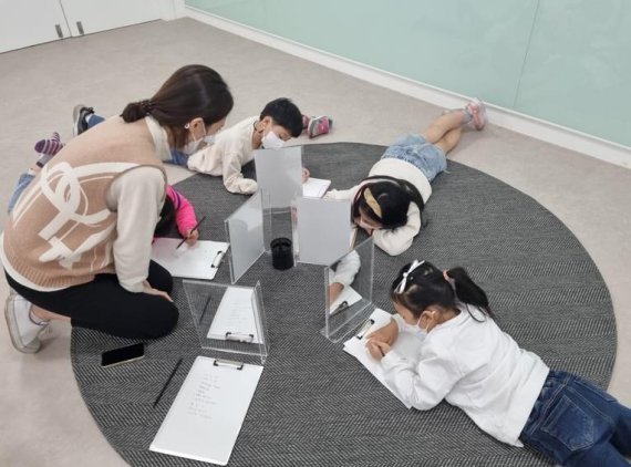 [문화소식] 추억의 만화잡지 창간호들을 만나다 국립현대미술관 과천 어린이미술관 자화상 그리기 프로그램 [국립현대미술관 제공. 재판매 및 DB 금지]