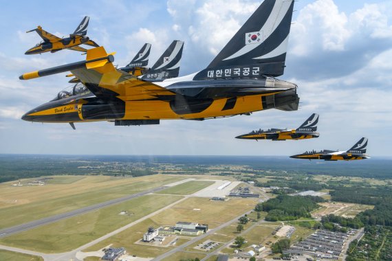 공군 특수비행팀 '블랙이글스'가 27일(현지시간) 폴란드 뎅블린 공군기지 상공에서 곡예비행하고 있다. (공군 제공) /사진=뉴스1