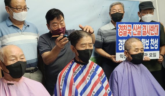 28일 전북 익산지역 퇴직 경찰관들이 경찰국 신설에 반대하며 삭발식을 하고 있다. /사진=익산기자단