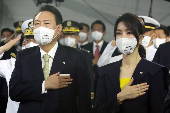 尹대통령, 정조대왕함 진수식서 "방위산업, 선도 산업으로 육성"