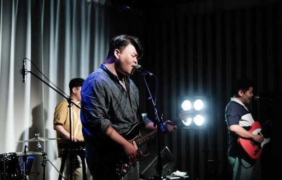 [서울=뉴시스] '제54회 라이브 클럽데이'의 하나로 벨로주 홍대에서 공연하는 '더 보울스'. 2022.07.27. (사진 = 라이브 클럽 데이 인스타그랩 캡처(photo by SEAN)) photo@newsis.com *재판매 및 DB 금지