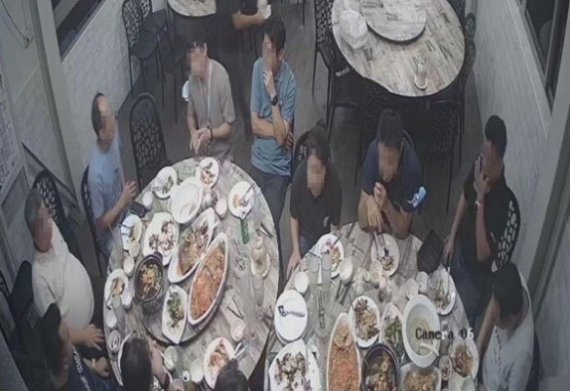 지난 26일 오후 7시쯤 싱가포르의 한 식당에서 사장과 직원 총 16명이 음식을 먹고 값을 지불하지 않은 채 떠났다. (차이나프레스 갈무리) ⓒ 뉴스1