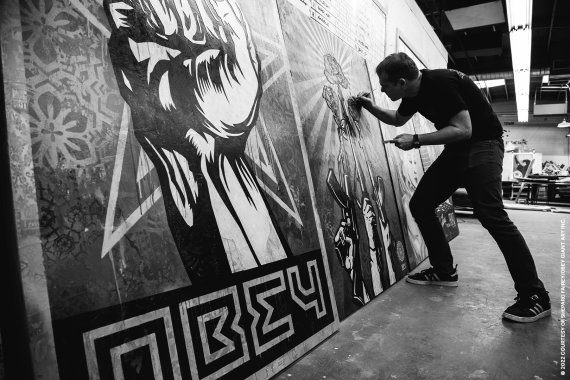 셰퍼드 페어리 작업모습 ⓒ 2022 COURTESY OF SHEPARD FAIREYOBEY GIANT ART INC.