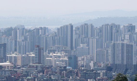 서울 아파트값 9주 연속 내리막 (서울=연합뉴스) 이재희 기자 = 28일 한국부동산원에 따르면 이번주 서울 아파트값은 지난주 대비 0.07% 하락했다. 양도소득세 중과 한시 배제 시행 이후 9주 연속 하락한 것으로, 지난주(-0.05%)보다 낙폭도 확대됐다. 하락폭으로는 2020년 4월 27일(-0.07%) 조사 이후 2년3개월 만에 가장 크다. 사진은 이날 서울 남산에서 바라본 아파트. 2022.7.28 scape@yna.co.kr (끝)