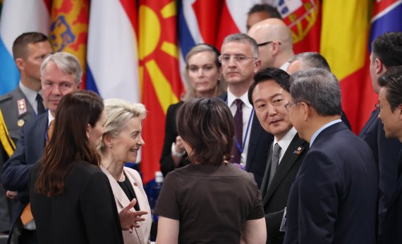 윤석열 대통령이 29일 오후(현지시간) 스페인 마드리드 이페마(IFEMA) 국제회의장에서 열린 나토(NATO·북대서양조약기구) 동맹국·파트너국 정상회의에 참석해 우르술라 폰 데어 라이엔 EU 집행위원장과 대화 하고 있다. (대통령실사진기자단) 2022.6.29/뉴스1 ⓒ News1 오대일 기자