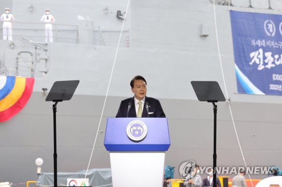 축사하는 윤석열 대통령 축사하는 윤석열 대통령 (울산=연합뉴스) 서명곤 기자 = 윤석열 대통령이 28일 오전 울산시 현대중공업에서 열린 차세대 이지스구축함 정조대왕함 진수식에서 축사를 하고 있다. 2022.7.28 seephoto@yna.co.kr (끝)