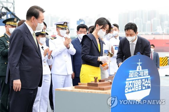 진수커팅하는 김건희 여사 진수커팅하는 김건희 여사 (울산=연합뉴스) 서명곤 기자 = 윤석열 대통령의 부인 김건희 여사가 28일 오전 울산시 현대중공업에서 열린 차세대 이지스구축함 정조대왕함 진수식에서 진수줄을 자르고 있다. 2022.7.28 seephoto@yna.co.kr (끝)