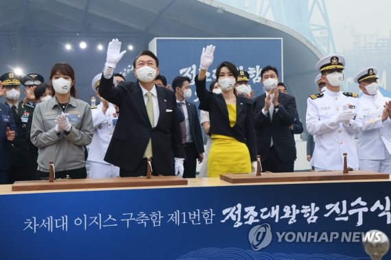 정조대왕함 진수식 마친 윤석열 대통령 내외 정조대왕함 진수식 마친 윤석열 대통령 내외 (울산=연합뉴스) 서명곤 기자 = 윤석열 대통령과 김건희 여사가 28일 오전 울산시 현대중공업에서 열린 차세대 이지스구축함 정조대왕함 안전항해 기원식을 마친 뒤 인사하고 있다. 2022.7.28 seephoto@yna.co.kr (끝)