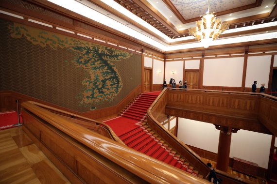 25일 오후 서울 종로구 청와대 본관 내부가 언론에 공개되고 있다. 중앙에 걸린 김식 작가의 '금수강산도'도 보인다. 2022.5.25/뉴스1 ⓒ News1 황기선 기자