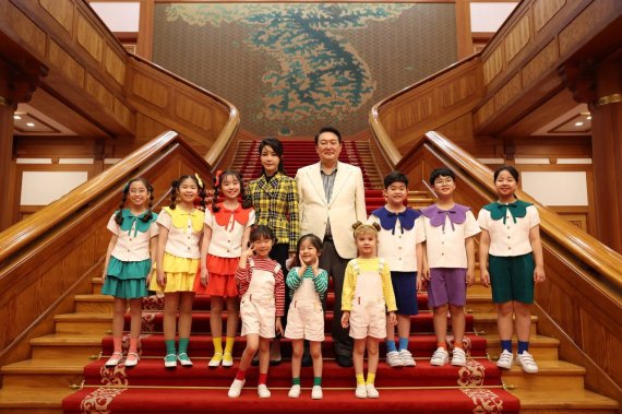 윤석열 대통령과 부인 김건희 여사가 지난 22일 오후 서울 종로구 청와대 본관에서 청와대 개방 특집 KBS 열린음악회에 출연한 합창단 어린이들과 기념촬영하고 있다. (대통령실 제공) 2022.5.23/뉴스1