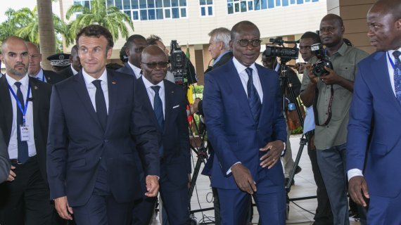 [AP/뉴시스] 프랑스의 에마뉘엘 마크롱 대통령이 27일 아프리카 베넹을 방문해 파트리세 탈롱 대통령의 환영을 받고 있다