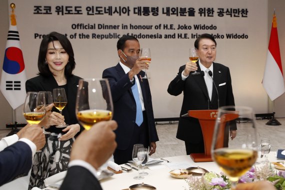 윤석열 대통령과 조코 위도도 인도네시아 대통령, 김건희 여사가 28일 오후 용산 대통령실에서 열린 공식 만찬에서 건배를 하고 있다. 대통령실사진기자단 2022.7.28/뉴스1 ⓒ News1 안은나 기자
