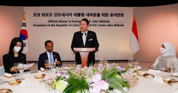 윤석열 대통령이 28일 오후 용산 대통령실에서 열린 조코 위도도 인도네시아 대통령 공식 환영 만찬에서 건배사를 하고 있다. 대통령실사진기자단 2022.7.28/뉴스1 ⓒ News1 안은나 기자