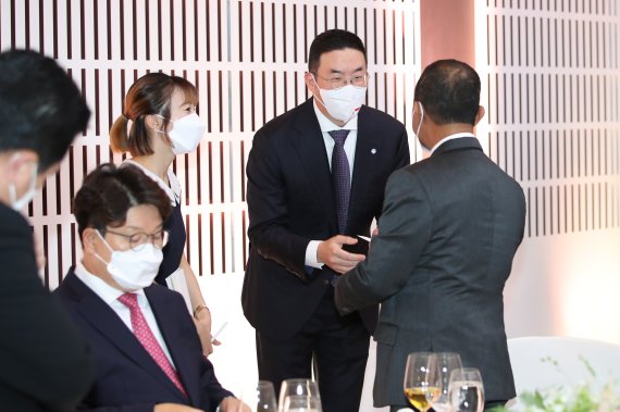 구광모 LG그룹 회장이 28일 오후 용산 대통령실에서 열린 조코 위도도 인도네시아 대통령 환영 공식 만찬에서 참석자들과 인사를 나누고 있다. 대통령실사진기자단 2022.7.28/뉴스1 ⓒ News1 안은나 기자