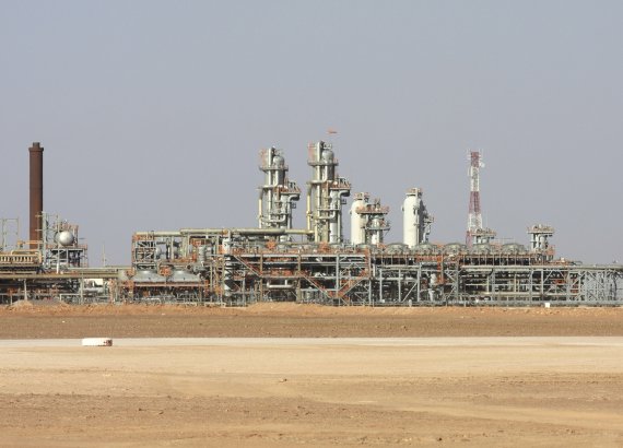 [알제( 알제리)= AP/뉴시스] 알제리의 수도 알제에서 1200km 거리의 사하라 사막에 있는 크리흐바 가스생산공장. 이곳에서 생산하는 액체 천연가스는 주로 스페인으로 수출되고 있다.