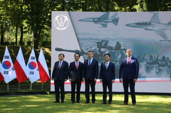 폴란드 정부가 지난 27일(현지시간) FA-50 경공격기, K2전차, K9자주포 등 국산 무기체계 구입에 관한 기본계약을 체결했다. 왼쪽부터 안현호 한국항공우주산업 대표, 이용배 현대로템 대표, 마리우시 브와슈차크 부총리 겸 국방장관, 손재일 한화디펜스 대표, 세바스찬 흐바워크 PGZ 회장.사진=국방부 공동취재단