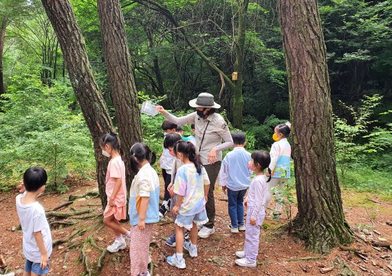 국립공원 자연해설사가 진행하는 ‘어린이 자연체험 프로그램’. 국립공원사무소에 다양한 야외/실내 프로그램이 준비되어 있다 ⓒ 뉴스1