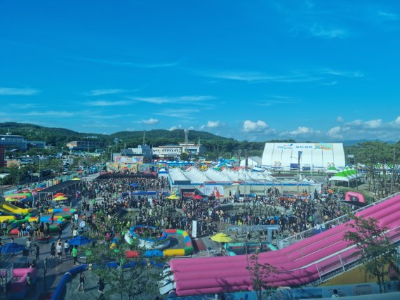 보령해양머드박람회장 내 머드축제장에 관광객들이 북적이고 있다.(보령시 제공)ⓒ 뉴스1