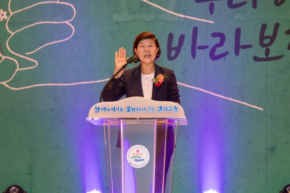 [울산=뉴시스] 구미현 기자 = 노옥희 제9대 울산시교육감이 1일 울산시교육청 대강당에서 열린 취임식에서 선서를 하고 있다. (사진=울산시교육청 제공) 2022.07.01. photo@newsis.com *재판매 및 DB 금지