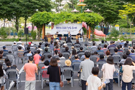 지난 7월27일 부산 북구청이 부산 북구 화명동 경남아너스빌에서 '찾아가는 아파트 행복 콘서트'를 열고 있다.(북구청 제공)ⓒ 뉴스1