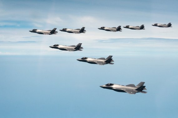 지난 7월 11일부터 14일까지 청주 공군기지에서 한미 연합비행훈련이 실시되고 있다. 한국 측 F-35A가 편대를 이끄는 가운데 한미 양국의 F-35A 8대가 국내 임무공역에서 연합 비행을 실시하고 있다. 사진=공군 제공