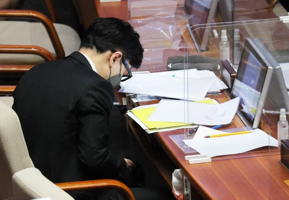 '문자 논란' 의식? 한동훈, 국회 본회의장서 등 돌린 채 휴대전화 확인 [뉴시스Pic]