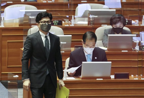 [서울=뉴시스] 최진석 기자 = 한동훈 법무부 장관이 27일 서울 여의도 국회에서 열린 교육·사회·문화 대정부질문에 답하기 위해 발언대로 향하고 있다. (공동취재사진) 2022.07.27. photo@newsis.com