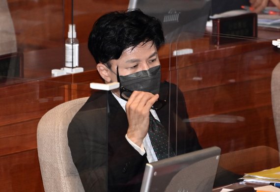 [서울=뉴시스] 김선웅 기자 = 한동훈 법무부 장관이 27일 오후 서울 여의도 국회에서 열린 교육·사회·문화 분야 대정부질문에서 생각에 잠겨 있다. (공동취재사진) 2022.07.27. photo@newsis.com