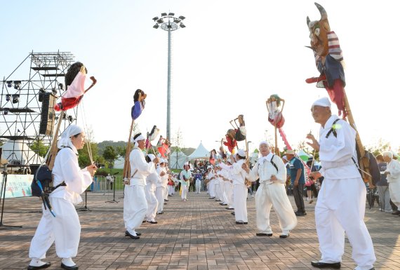 충주호수축제 개막식에 앞서 열린 목계나루 마빡이 길놀이 모습.(충주시 제공)2022.7.29/ⓒ 뉴스1