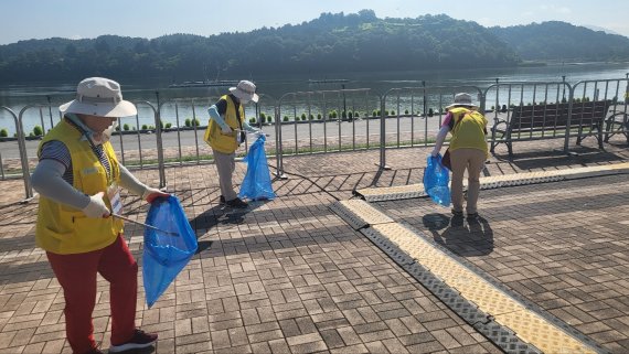 충주호수축제가 자원봉사자들의 땀으로 더 빛나고 있다. 사진은 축제장 환경 정화 모습.(충주시 제공)2022.7.29/ⓒ 뉴스1