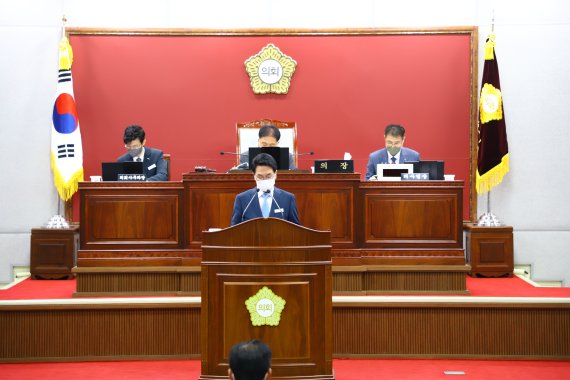 심덕섭 고창군수가 29일 오전 고창군의회에서 추경예산안 제안설명을 하고 있다.ⓒ 뉴스1