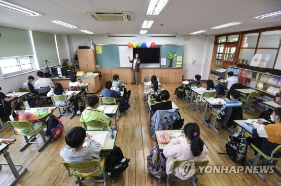 [Q&A] 취학연령 하향…"2018년 1월∼2019년 3월생, 2025년 초등 입학" 가림판 제거된 교실 (서울=연합뉴스) 전국 모든 학교에서 정상 등교가 이뤄진 2일 서울 광진구 광장초등학교 학생들이 가림판이 제거된 자리에서 수업을 듣고 있다. 2022.5.2 [사진공동취재단] photo@yna.co.kr (끝)