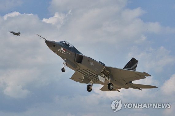 KF-21 '보라매' 2차 시험도 성공, 스텔스기 수출 강국 기대감 확대