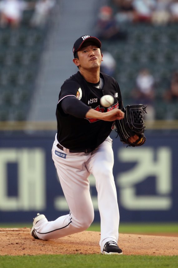 [서울=뉴시스] 고승민 기자 = 29일 서울 잠실야구장에서 열린 2022 KBO 리그 KT위즈 대 LG트윈스 경기, LG 공격 1회말 KT선발 고영표가 역투하고 있다. 2022.07.29. kkssmm99@newsis.com