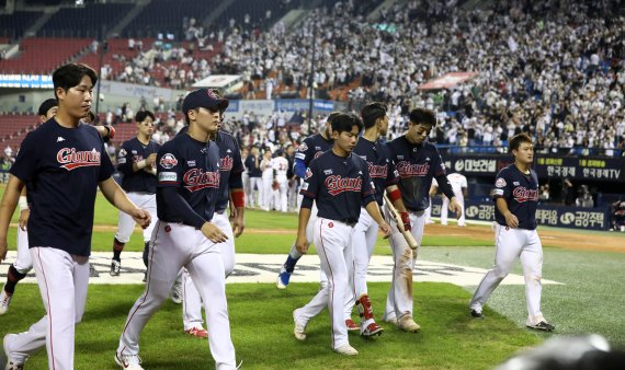 [서울=뉴시스] 이영환 기자 = 28일 오후 서울 송파구 잠실야구장에서 열린 롯데 자이언츠와 두산 베어스의 경기, 8대5로 패해 6연패를 기록한 롯데 선수들이 덕아웃으로 들어가고 있다. 2022.07.28. 20hwan@newsis.com