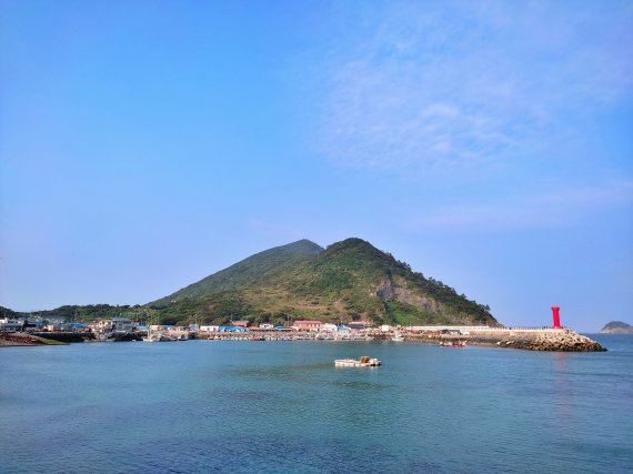 [서울=뉴시스] (보령) 봉화산과 외연도항 풍경-구완회 촬영. (사진=한국관광공사 제공) 2022.07.29. photo@newsis.com *재판매 및 DB 금지