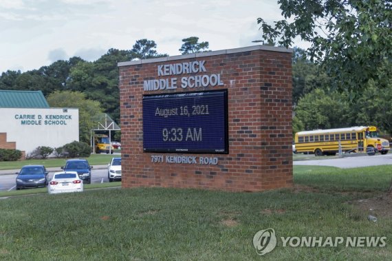 미국 조지아주 클레이턴 카운티의 한 학교의 모습 epa09416750 The temporarily closed Kendrick Middle School in Jonesboro, Georgia, USA, 16 August 2021. According to Clayton County Public Schools, south of Atlanta, due to an increased number of confirmed COVID-19 cases the school has switched to virtual classes for at leas