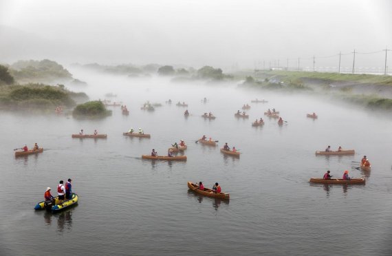 황강에서 즐기는 카누(합천군 제공)ⓒ 뉴스1