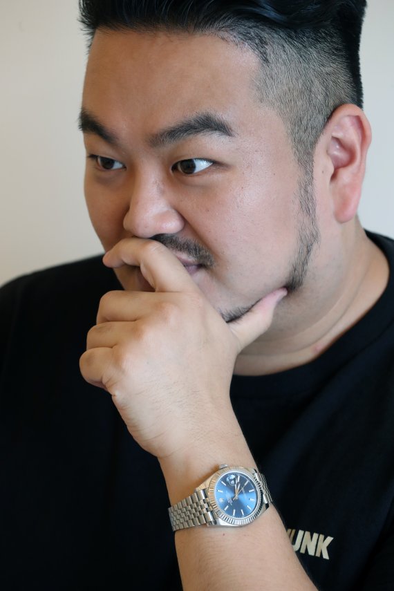 [서울=뉴시스] 박진희 기자 = 연작소설 완결편 '믿음에 대하여' 출간한 박상영 작가가 지난 26일 서울 용산구 한 카페에서 뉴시스와 인터뷰 하고 있다. 2022.07.30. pak7130@newsis.com