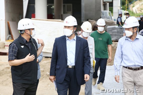 김성제 의왕시장 29일 아름채 노인복지관 별관 건립 공사현장 점검. 사진제공=의왕시