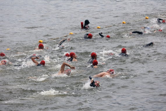 31일 서울 송파구 잠실 한강공원 일대에서 열린 서울특별시 철인3종협회장배 아쿠아슬론대회에서 참가자들이 역영하고 있다. 사진=서동일 기자