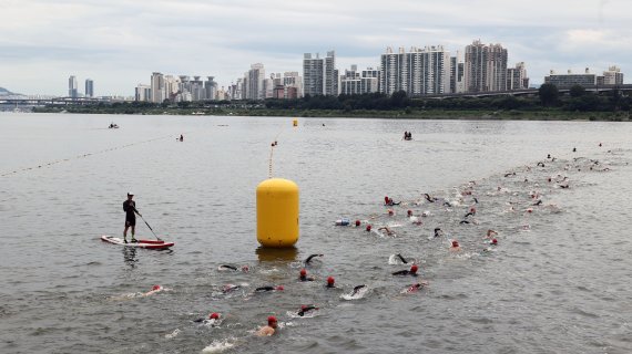 31일 서울 송파구 잠실 한강공원 일대에서 열린 서울특별시 철인3종협회장배 아쿠아슬론대회에서 참가자들이 역영하고 있다. 사진=서동일 기자