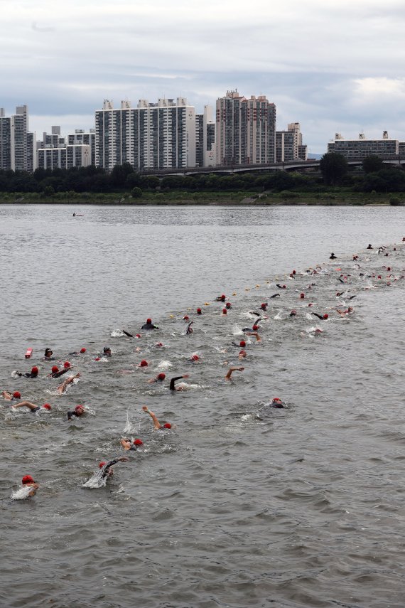 31일 서울 송파구 잠실 한강공원 일대에서 열린 서울특별시 철인3종협회장배 아쿠아슬론대회에서 참가자들이 역영하고 있다. 사진=서동일 기자