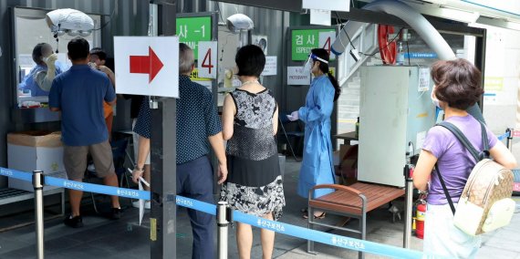 코로나19 재유행이 이어지는 31일 서울 용산구보건소에 마련된 선별진료소를 찾은 시민들이 검사를 받기 위해 대기하고 있다. 중앙방역대책본부에 따르면 이날 0시 기준으로 코로나19 확진자가 7만3천589명 늘어 누적 1천977만6천50명이 됐다고 밝혔다. 사진=서동일 기자