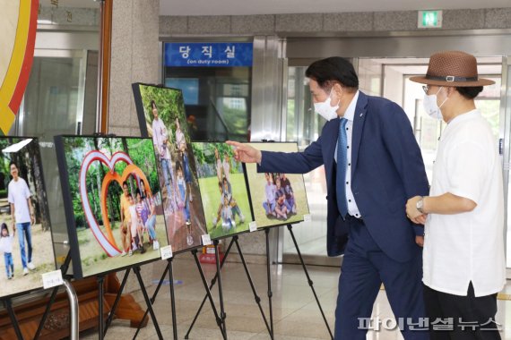 최대호 안양시장 다둥이가정 가족 사진전 관람. 사진제공=안양시