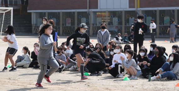 경기 수원 장안구 영화초등학교 열린 학년별 체육대회에서 아이들이 계주 달리기를 하고 있다.2022.5.2/뉴스1 ⓒ News1 김영운 기자