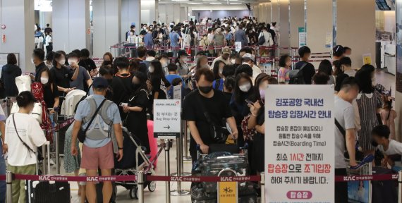 여름 휴가철을 맞은 7월 31일 서울 강서구 김포국제공항 국내선 청사가 여행객들로 북적이고 있다.뉴시스