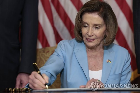 낸시 펠로시 미 하원의장 '우크라 무기대여법' 서명하는 펠로시 미 하원의장 (워싱턴 AFP/게티이미지=연합뉴스) 낸시 펠로시 미국 하원의장이 2일(현지시간) 워싱턴DC 의사당에서 우크라이나 지원을 위한 무기대여법 개정안에 서명하고 있다. 미 하원은 최근 우크라이나에 무기를 신속히 무제한으로 공급할 수 있도록 2차 대전 당시 제정된 무기대여법에 대한 개정안을 본회의에 상정해 통과시켰다. 2022.5.3 sungok@yna.co.kr (끝)